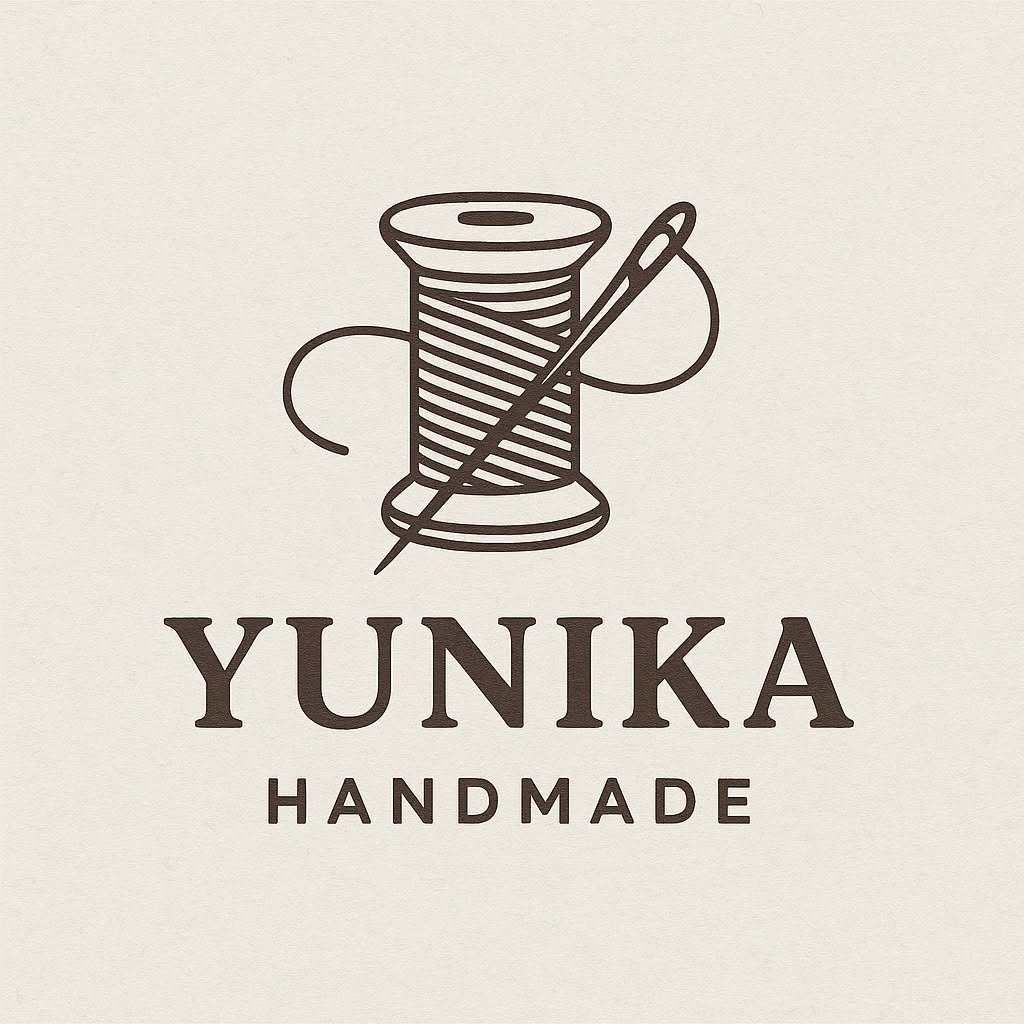 Logo Yunika Handmade przedstawiające szpulę z nicią i igłę, symbol ręcznego rzemiosła
